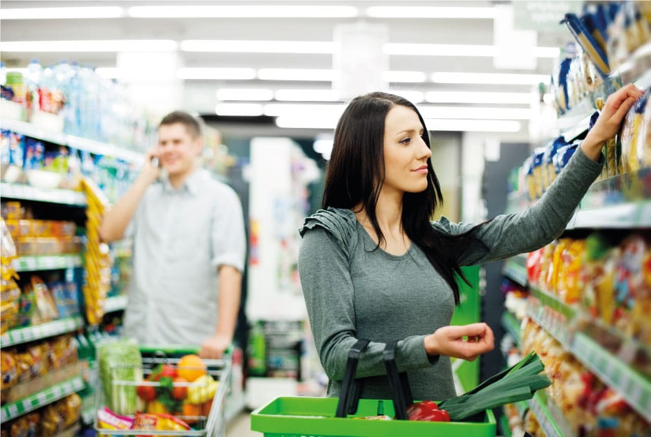 La diversidad de productos alimenticios en el supermercado resalta la importancia de los registros sanitarios para garantizar la seguridad y calidad de los alimentos que consumimos.